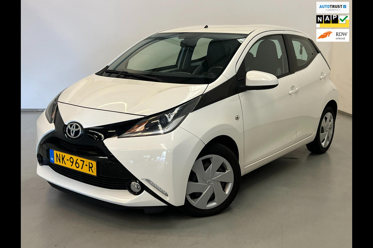 Toyota Aygo 1.0 VVT-i X-Play / NL-auto / Camera / Bluetooth Toyota Aygo 1.0 VVT-i X-Play / NL-auto / Camera / Bluetooth