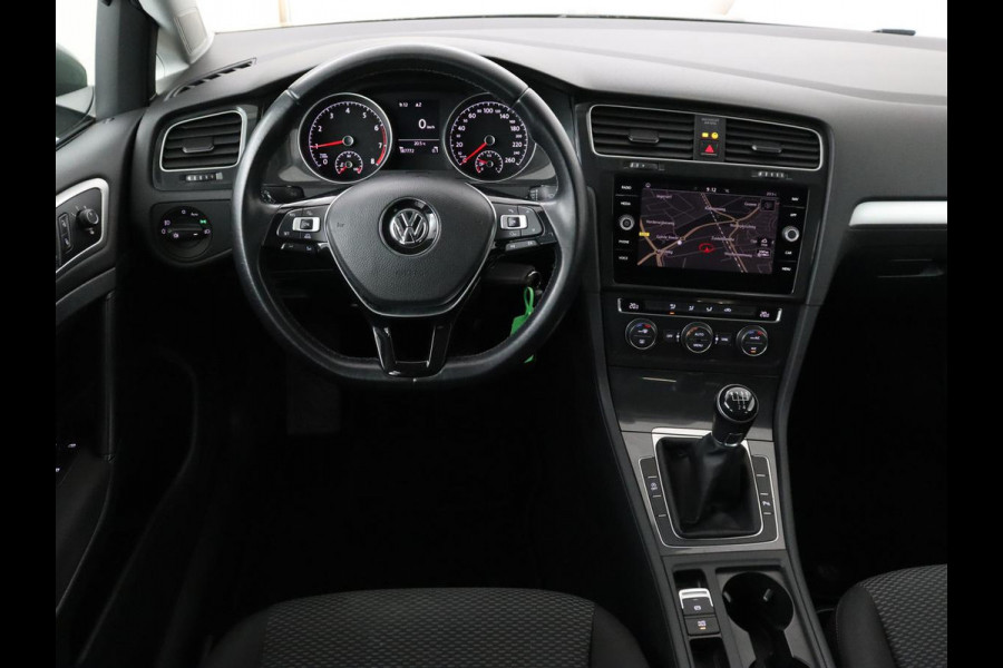 Volkswagen Golf 1.0 TSI Trendline | Carplay | Climate control | Navigatie | Parkeerhulp | Trekhaak | Cruise control | DAB | Bluetooth | Regen/-lichtsensor
