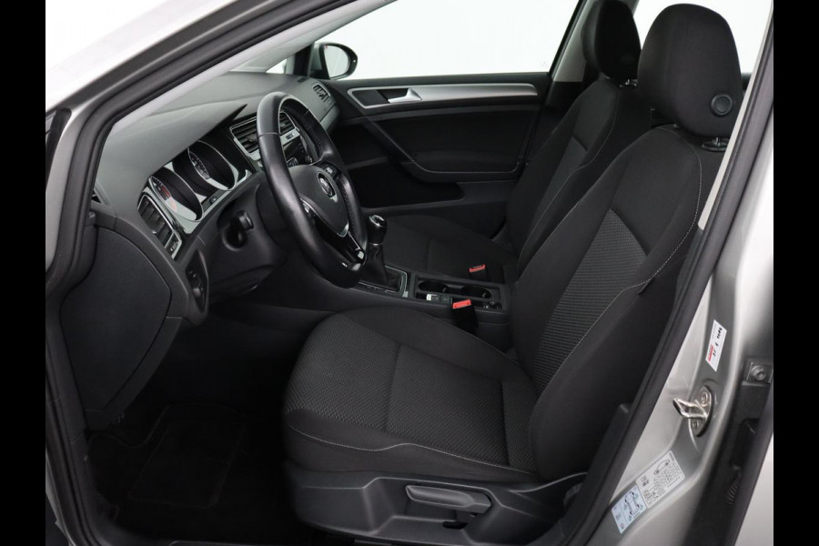 Volkswagen Golf 1.0 TSI Trendline | Carplay | Climate control | Navigatie | Parkeerhulp | Trekhaak | Cruise control | DAB | Bluetooth | Regen/-lichtsensor