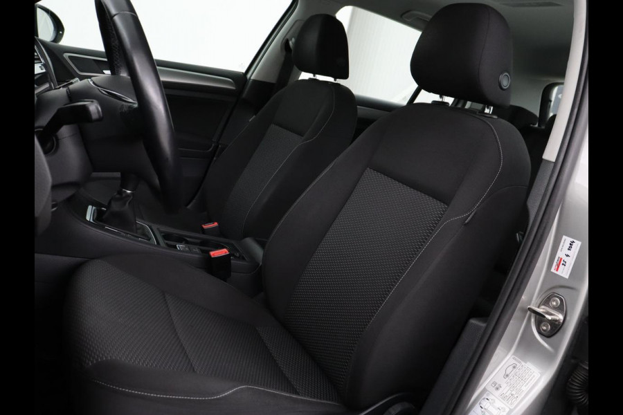 Volkswagen Golf 1.0 TSI Trendline | Carplay | Climate control | Navigatie | Parkeerhulp | Trekhaak | Cruise control | DAB | Bluetooth | Regen/-lichtsensor