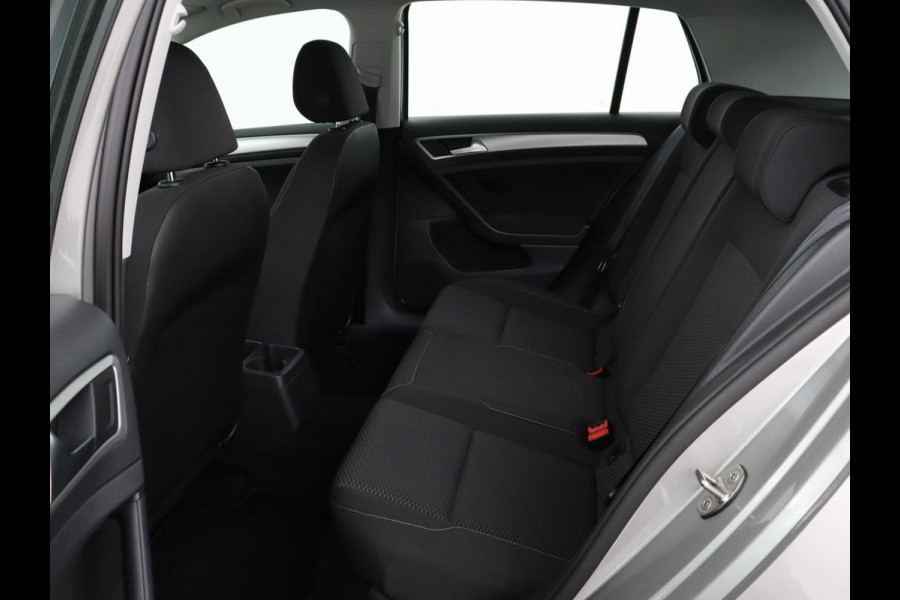 Volkswagen Golf 1.0 TSI Trendline | Carplay | Climate control | Navigatie | Parkeerhulp | Trekhaak | Cruise control | DAB | Bluetooth | Regen/-lichtsensor