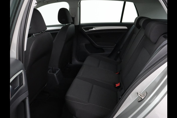 Volkswagen Golf 1.0 TSI Trendline | Carplay | Climate control | Navigatie | Parkeerhulp | Trekhaak | Cruise control | DAB | Bluetooth | Regen/-lichtsensor