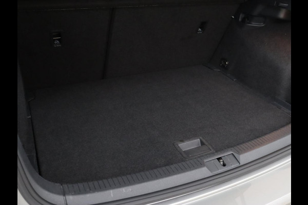 Volkswagen Golf 1.0 TSI Trendline | Carplay | Climate control | Navigatie | Parkeerhulp | Trekhaak | Cruise control | DAB | Bluetooth | Regen/-lichtsensor