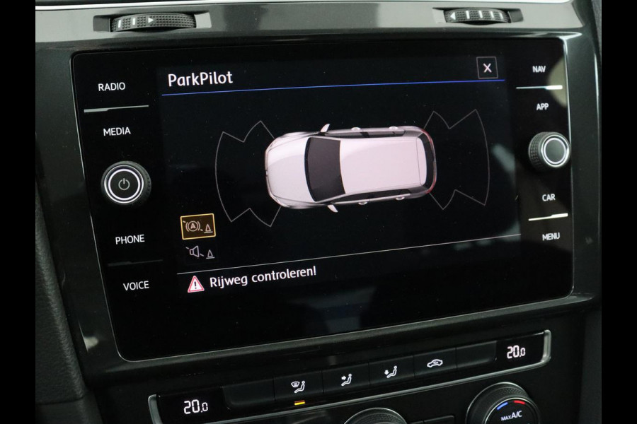 Volkswagen Golf 1.0 TSI Trendline | Carplay | Climate control | Navigatie | Parkeerhulp | Trekhaak | Cruise control | DAB | Bluetooth | Regen/-lichtsensor