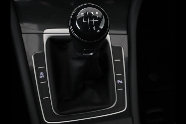 Volkswagen Golf 1.0 TSI Trendline | Carplay | Climate control | Navigatie | Parkeerhulp | Trekhaak | Cruise control | DAB | Bluetooth | Regen/-lichtsensor