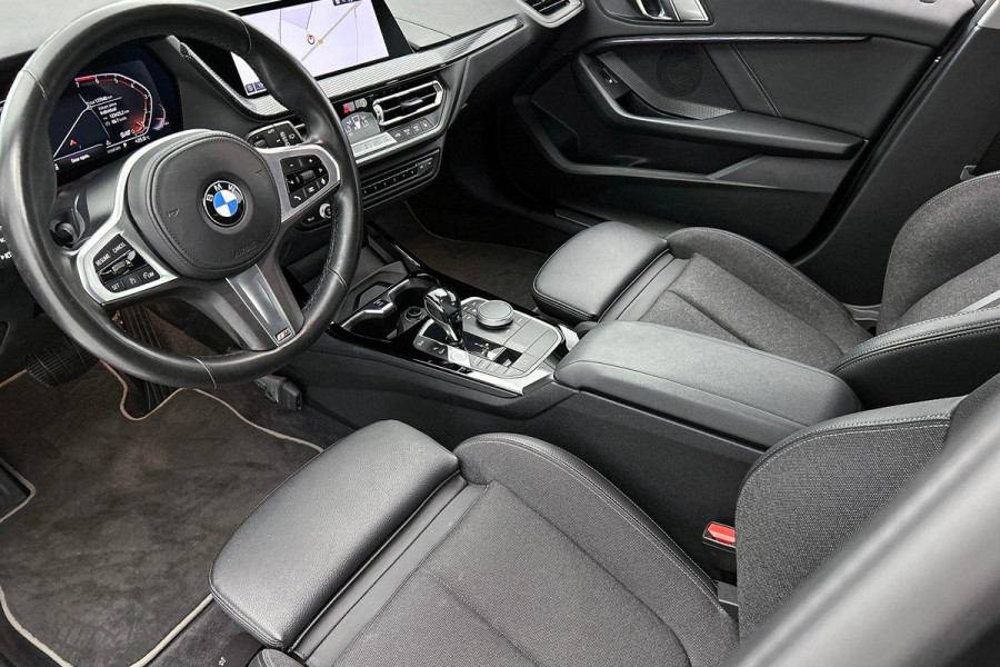 BMW 1-serie 118i Executive Edition Sport (STOELVERWARMING, NAVI, CARPLAY, DIGITALE COCKPIT, 1e EIGENAAR, DEALER ONDERHOUDEN)