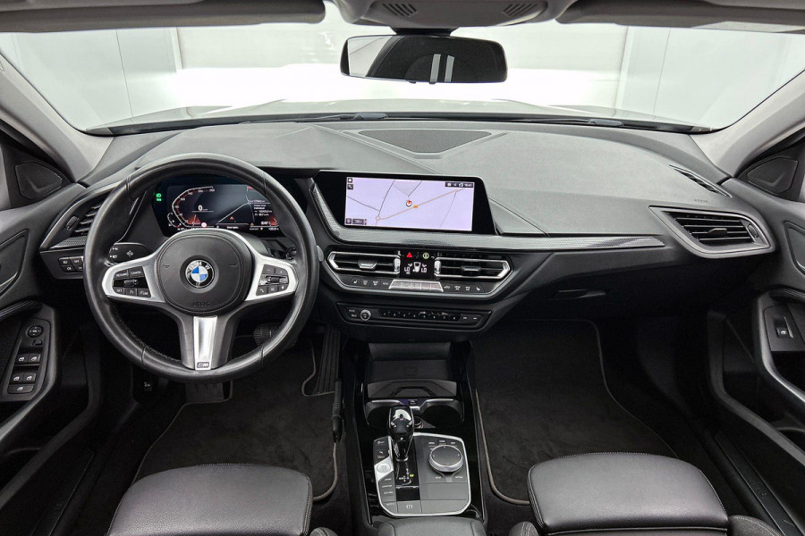 BMW 1-serie 118i Executive Edition Sport (STOELVERWARMING, NAVI, CARPLAY, DIGITALE COCKPIT, 1e EIGENAAR, DEALER ONDERHOUDEN)