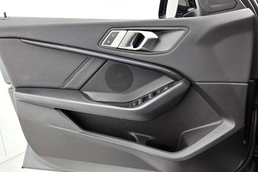 BMW 1-serie 118i Executive Edition Sport (STOELVERWARMING, NAVI, CARPLAY, DIGITALE COCKPIT, 1e EIGENAAR, DEALER ONDERHOUDEN)