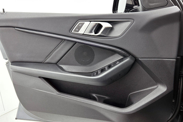 BMW 1-serie 118i Executive Edition Sport (STOELVERWARMING, NAVI, CARPLAY, DIGITALE COCKPIT, 1e EIGENAAR, DEALER ONDERHOUDEN)