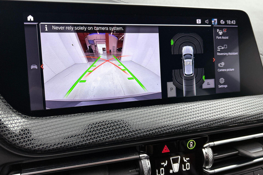 BMW 1-serie 118i Executive Edition Sport (STOELVERWARMING, NAVI, CARPLAY, DIGITALE COCKPIT, 1e EIGENAAR, DEALER ONDERHOUDEN)