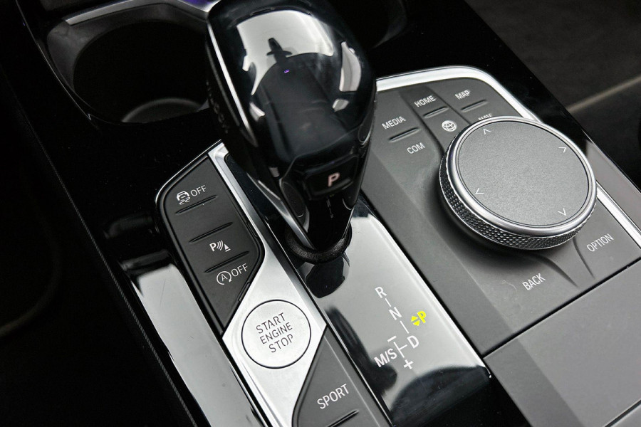 BMW 1-serie 118i Executive Edition Sport (STOELVERWARMING, NAVI, CARPLAY, DIGITALE COCKPIT, 1e EIGENAAR, DEALER ONDERHOUDEN)