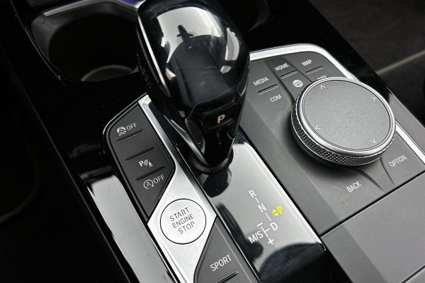 BMW 1-serie 118i Executive Edition Sport (STOELVERWARMING, NAVI, CARPLAY, DIGITALE COCKPIT, 1e EIGENAAR, DEALER ONDERHOUDEN)