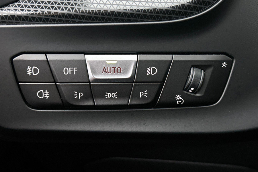 BMW 1-serie 118i Executive Edition Sport (STOELVERWARMING, NAVI, CARPLAY, DIGITALE COCKPIT, 1e EIGENAAR, DEALER ONDERHOUDEN)