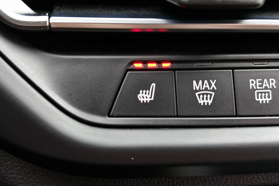 BMW 1-serie 118i Executive Edition Sport (STOELVERWARMING, NAVI, CARPLAY, DIGITALE COCKPIT, 1e EIGENAAR, DEALER ONDERHOUDEN)