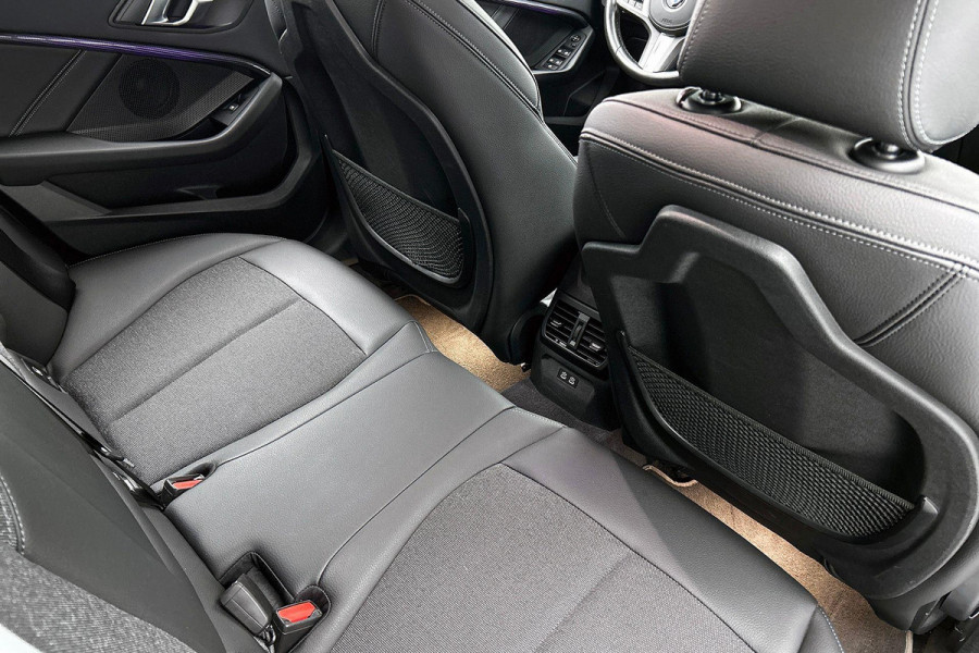 BMW 1-serie 118i Executive Edition Sport (STOELVERWARMING, NAVI, CARPLAY, DIGITALE COCKPIT, 1e EIGENAAR, DEALER ONDERHOUDEN)