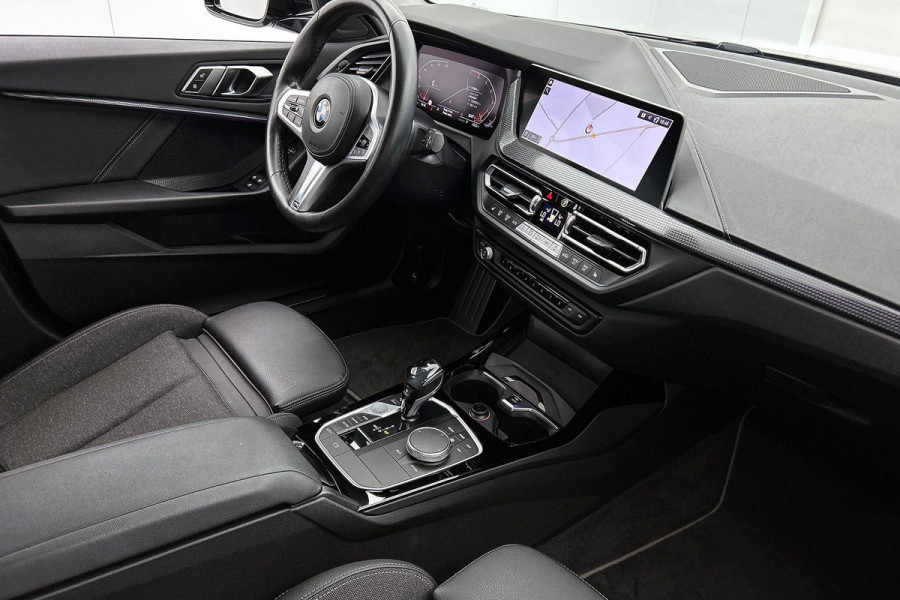 BMW 1-serie 118i Executive Edition Sport (STOELVERWARMING, NAVI, CARPLAY, DIGITALE COCKPIT, 1e EIGENAAR, DEALER ONDERHOUDEN)