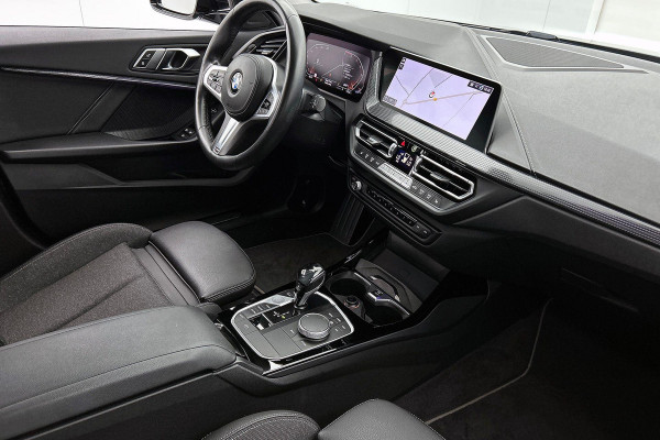 BMW 1-serie 118i Executive Edition Sport (STOELVERWARMING, NAVI, CARPLAY, DIGITALE COCKPIT, 1e EIGENAAR, DEALER ONDERHOUDEN)