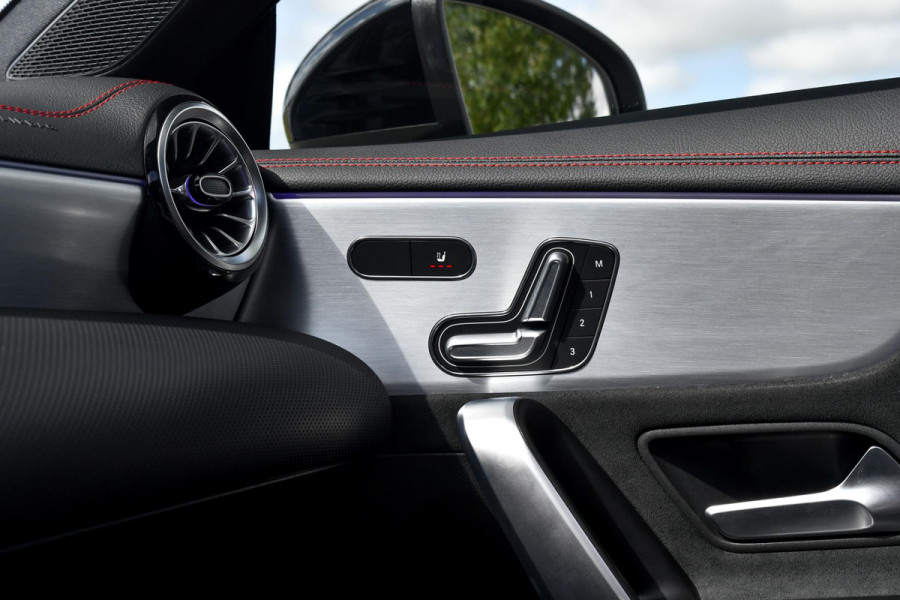 Mercedes-Benz CLA-Klasse 180 AMG Night. Memory, Pano, Keyless, Camera, Multibeam, Sfeer, CarPlay!