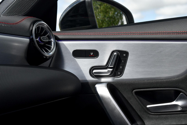 Mercedes-Benz CLA-Klasse 180 AMG Night. Memory, Pano, Keyless, Camera, Multibeam, Sfeer, CarPlay!