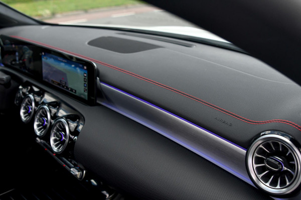 Mercedes-Benz CLA-Klasse 180 AMG Night. Memory, Pano, Keyless, Camera, Multibeam, Sfeer, CarPlay!