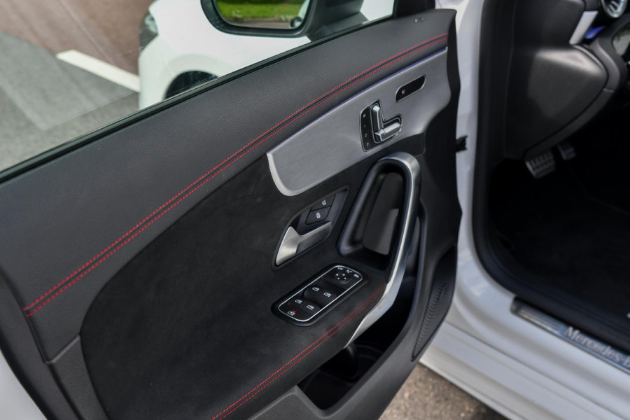 Mercedes-Benz CLA-Klasse 180 AMG Night. Memory, Pano, Keyless, Camera, Multibeam, Sfeer, CarPlay!