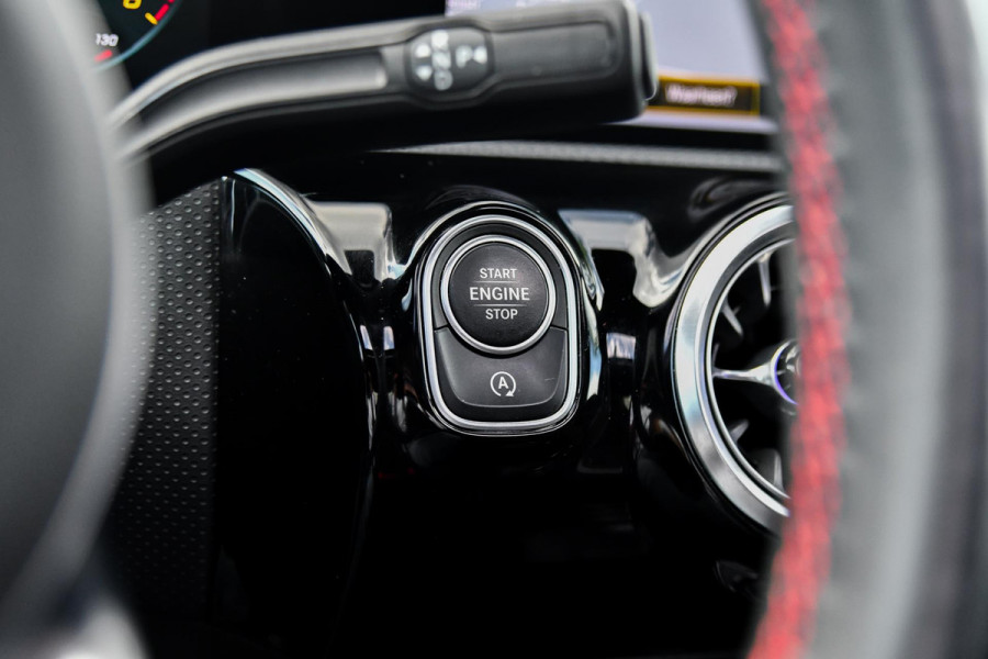 Mercedes-Benz CLA-Klasse 180 AMG Night. Memory, Pano, Keyless, Camera, Multibeam, Sfeer, CarPlay!