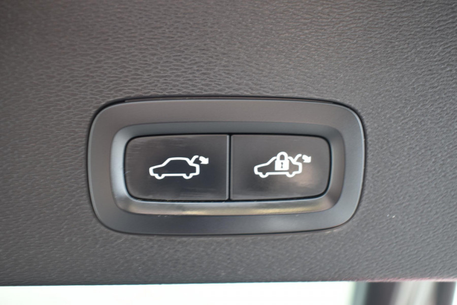 Volvo C40 231PK Single Motor Plus Dark / Navigatie / Camera / Parkeersensoren / Stoelverwarming / Stuurverw. / Adaptieve Cruise Control / LM Velgen /