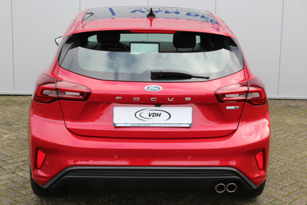 Ford Focus 1.0-125pk EcoBoost Mild-Hybrid ST-Line. Chique en erg luxe Ford Focus, fabr. gar. t/m 9 febr. 2027 ! Volautm. airco, navigatie, telefoonvoorb., All Season banden, B&O soundsyst., elektr. panodak, stuur-, stoel- en voorraamverw., adapt. cruise cntrl, side- en lane assist., LED  etc.