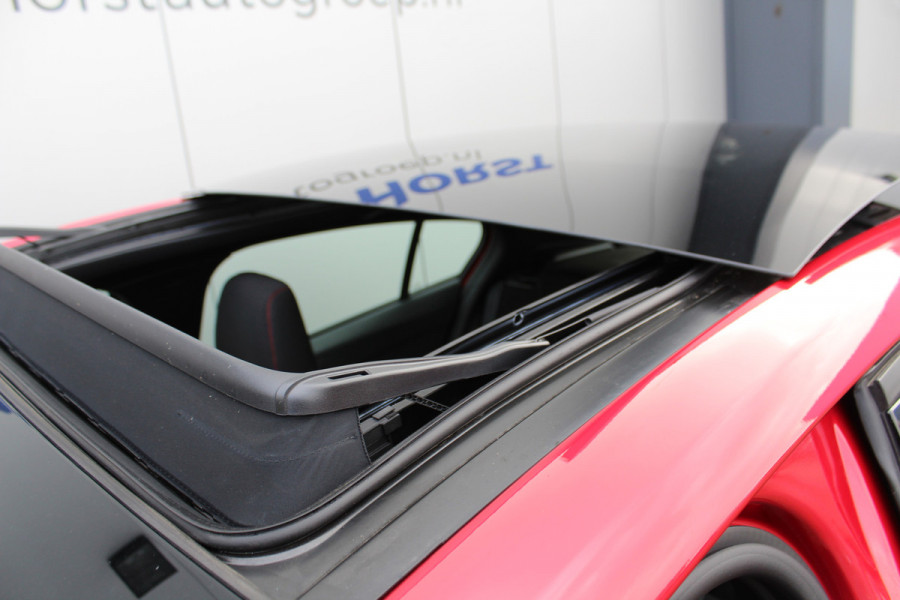 Ford Focus 1.0-125pk EcoBoost Mild-Hybrid ST-Line. Chique en erg luxe Ford Focus, fabr. gar. t/m 9 febr. 2027 ! Volautm. airco, navigatie, telefoonvoorb., All Season banden, B&O soundsyst., elektr. panodak, stuur-, stoel- en voorraamverw., adapt. cruise cntrl, side- en lane assist., LED  etc.