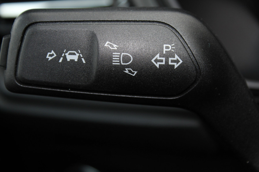 Ford Focus 1.0-125pk EcoBoost Mild-Hybrid ST-Line. Chique en erg luxe Ford Focus, fabr. gar. t/m 9 febr. 2027 ! Volautm. airco, navigatie, telefoonvoorb., All Season banden, B&O soundsyst., elektr. panodak, stuur-, stoel- en voorraamverw., adapt. cruise cntrl, side- en lane assist., LED  etc.
