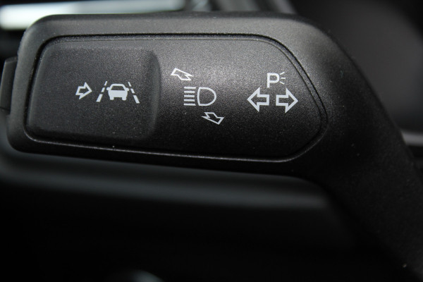 Ford Focus 1.0-125pk EcoBoost Mild-Hybrid ST-Line. Chique en erg luxe Ford Focus, fabr. gar. t/m 9 febr. 2027 ! Volautm. airco, navigatie, telefoonvoorb., All Season banden, B&O soundsyst., elektr. panodak, stuur-, stoel- en voorraamverw., adapt. cruise cntrl, side- en lane assist., LED  etc.