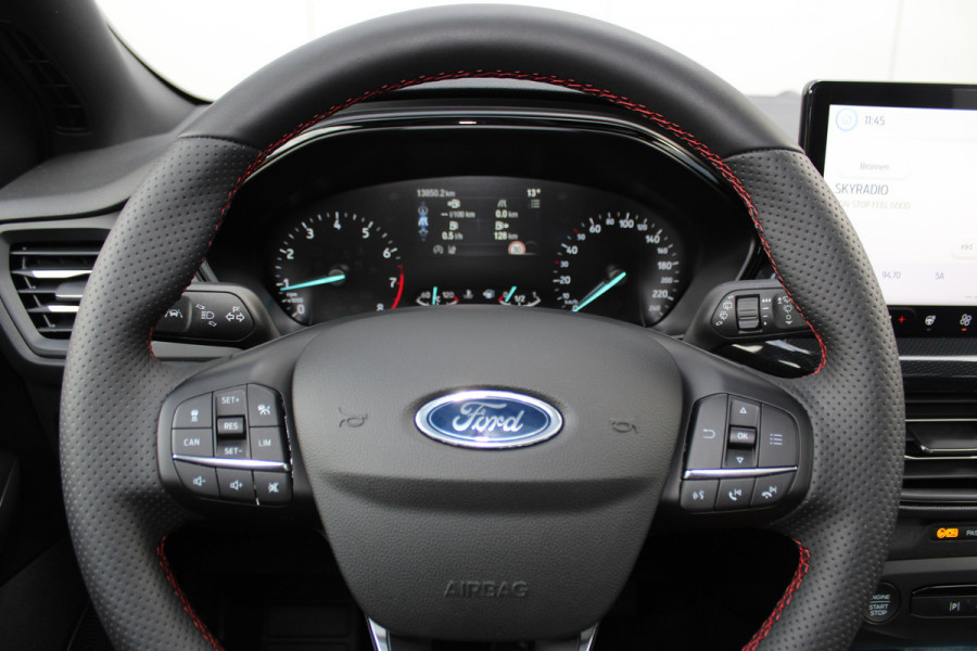Ford Focus 1.0-125pk EcoBoost Mild-Hybrid ST-Line. Chique en erg luxe Ford Focus, fabr. gar. t/m 9 febr. 2027 ! Volautm. airco, navigatie, telefoonvoorb., All Season banden, B&O soundsyst., elektr. panodak, stuur-, stoel- en voorraamverw., adapt. cruise cntrl, side- en lane assist., LED  etc.