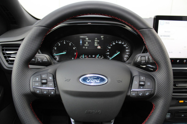 Ford Focus 1.0-125pk EcoBoost Mild-Hybrid ST-Line. Chique en erg luxe Ford Focus, fabr. gar. t/m 9 febr. 2027 ! Volautm. airco, navigatie, telefoonvoorb., All Season banden, B&O soundsyst., elektr. panodak, stuur-, stoel- en voorraamverw., adapt. cruise cntrl, side- en lane assist., LED  etc.