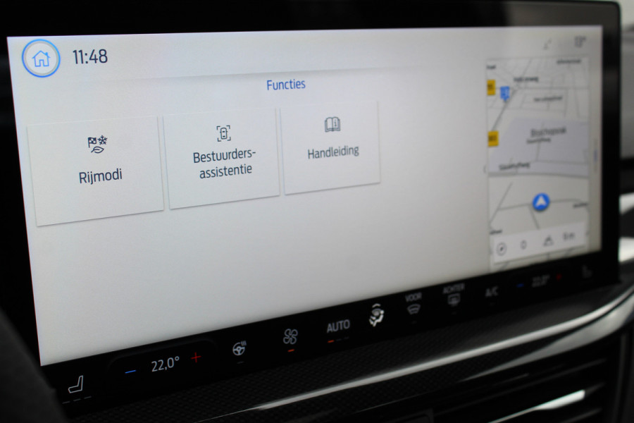 Ford Focus 1.0-125pk EcoBoost Mild-Hybrid ST-Line. Chique en erg luxe Ford Focus, fabr. gar. t/m 9 febr. 2027 ! Volautm. airco, navigatie, telefoonvoorb., All Season banden, B&O soundsyst., elektr. panodak, stuur-, stoel- en voorraamverw., adapt. cruise cntrl, side- en lane assist., LED  etc.