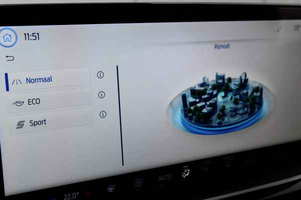 Ford Focus 1.0-125pk EcoBoost Mild-Hybrid ST-Line. Chique en erg luxe Ford Focus, fabr. gar. t/m 9 febr. 2027 ! Volautm. airco, navigatie, telefoonvoorb., All Season banden, B&O soundsyst., elektr. panodak, stuur-, stoel- en voorraamverw., adapt. cruise cntrl, side- en lane assist., LED  etc.