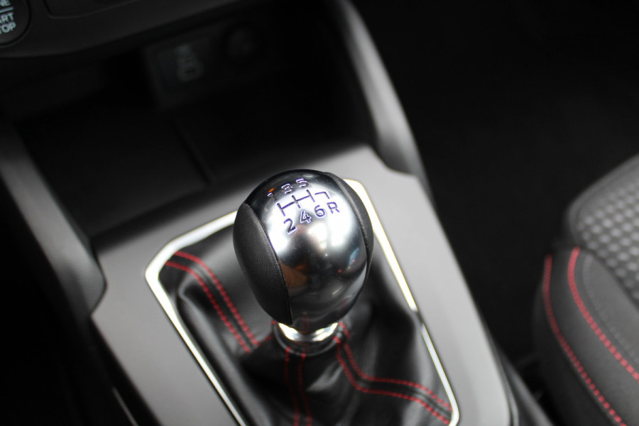 Ford Focus 1.0-125pk EcoBoost Mild-Hybrid ST-Line. Chique en erg luxe Ford Focus, fabr. gar. t/m 9 febr. 2027 ! Volautm. airco, navigatie, telefoonvoorb., All Season banden, B&O soundsyst., elektr. panodak, stuur-, stoel- en voorraamverw., adapt. cruise cntrl, side- en lane assist., LED  etc.