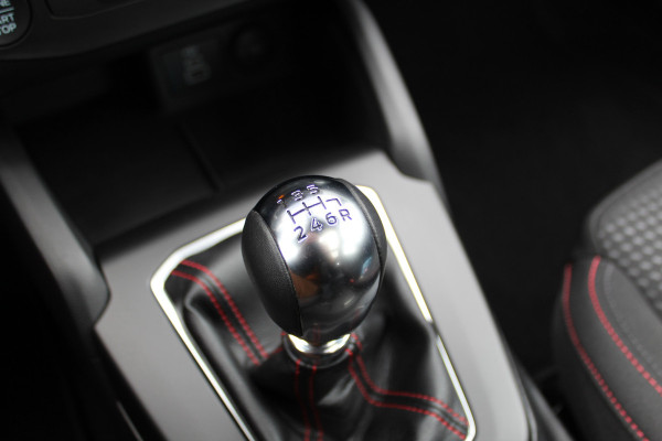 Ford Focus 1.0-125pk EcoBoost Mild-Hybrid ST-Line. Chique en erg luxe Ford Focus, fabr. gar. t/m 9 febr. 2027 ! Volautm. airco, navigatie, telefoonvoorb., All Season banden, B&O soundsyst., elektr. panodak, stuur-, stoel- en voorraamverw., adapt. cruise cntrl, side- en lane assist., LED  etc.