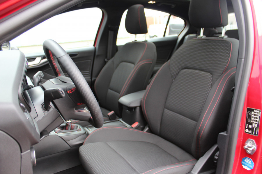 Ford Focus 1.0-125pk EcoBoost Mild-Hybrid ST-Line. Chique en erg luxe Ford Focus, fabr. gar. t/m 9 febr. 2027 ! Volautm. airco, navigatie, telefoonvoorb., All Season banden, B&O soundsyst., elektr. panodak, stuur-, stoel- en voorraamverw., adapt. cruise cntrl, side- en lane assist., LED  etc.