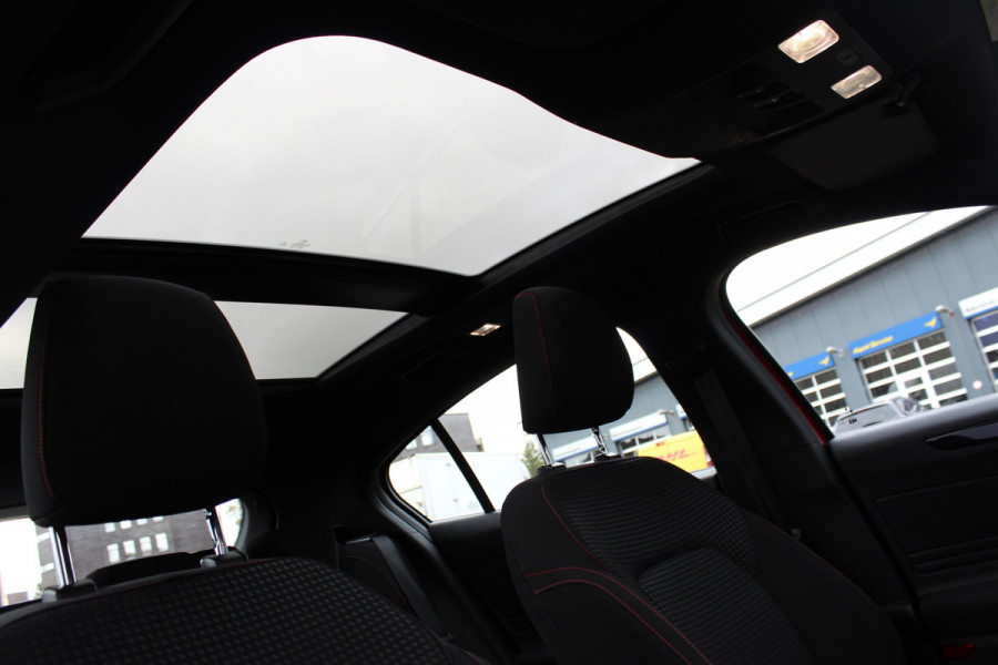 Ford Focus 1.0-125pk EcoBoost Mild-Hybrid ST-Line. Chique en erg luxe Ford Focus, fabr. gar. t/m 9 febr. 2027 ! Volautm. airco, navigatie, telefoonvoorb., All Season banden, B&O soundsyst., elektr. panodak, stuur-, stoel- en voorraamverw., adapt. cruise cntrl, side- en lane assist., LED  etc.
