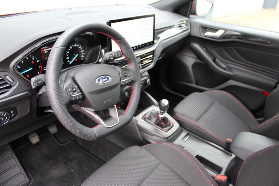 Ford Focus 1.0-125pk EcoBoost Mild-Hybrid ST-Line. Chique en erg luxe Ford Focus, fabr. gar. t/m 9 febr. 2027 ! Volautm. airco, navigatie, telefoonvoorb., All Season banden, B&O soundsyst., elektr. panodak, stuur-, stoel- en voorraamverw., adapt. cruise cntrl, side- en lane assist., LED  etc.
