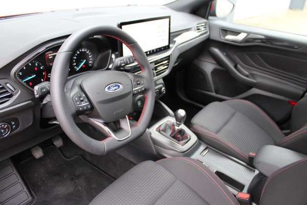 Ford Focus 1.0-125pk EcoBoost Mild-Hybrid ST-Line. Chique en erg luxe Ford Focus, fabr. gar. t/m 9 febr. 2027 ! Volautm. airco, navigatie, telefoonvoorb., All Season banden, B&O soundsyst., elektr. panodak, stuur-, stoel- en voorraamverw., adapt. cruise cntrl, side- en lane assist., LED  etc.