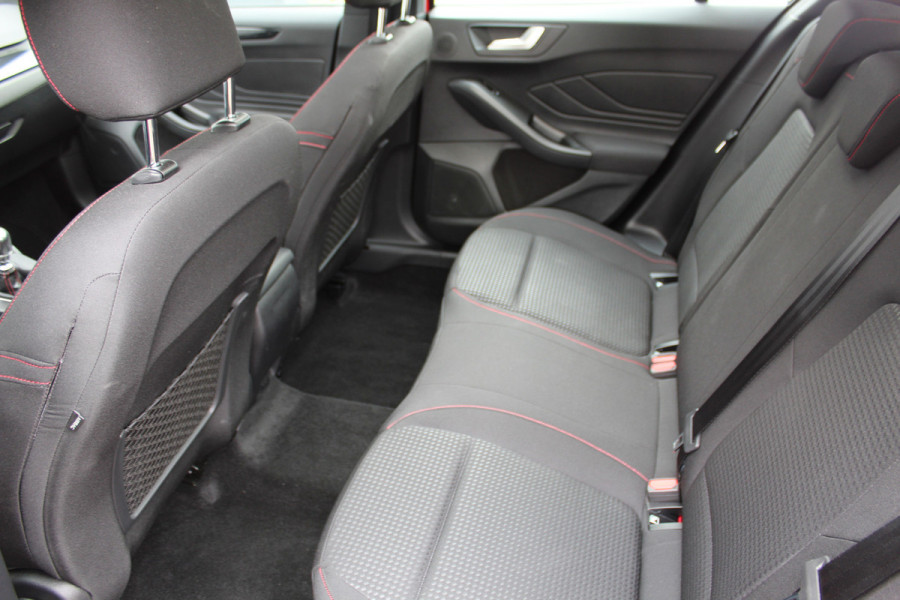 Ford Focus 1.0-125pk EcoBoost Mild-Hybrid ST-Line. Chique en erg luxe Ford Focus, fabr. gar. t/m 9 febr. 2027 ! Volautm. airco, navigatie, telefoonvoorb., All Season banden, B&O soundsyst., elektr. panodak, stuur-, stoel- en voorraamverw., adapt. cruise cntrl, side- en lane assist., LED  etc.