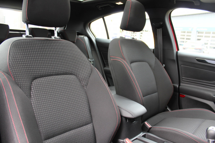 Ford Focus 1.0-125pk EcoBoost Mild-Hybrid ST-Line. Chique en erg luxe Ford Focus, fabr. gar. t/m 9 febr. 2027 ! Volautm. airco, navigatie, telefoonvoorb., All Season banden, B&O soundsyst., elektr. panodak, stuur-, stoel- en voorraamverw., adapt. cruise cntrl, side- en lane assist., LED  etc.