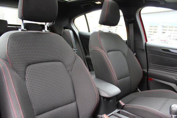 Ford Focus 1.0-125pk EcoBoost Mild-Hybrid ST-Line. Chique en erg luxe Ford Focus, fabr. gar. t/m 9 febr. 2027 ! Volautm. airco, navigatie, telefoonvoorb., All Season banden, B&O soundsyst., elektr. panodak, stuur-, stoel- en voorraamverw., adapt. cruise cntrl, side- en lane assist., LED  etc.