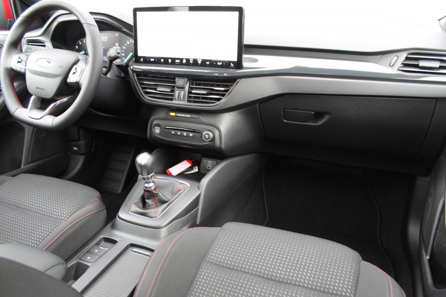 Ford Focus 1.0-125pk EcoBoost Mild-Hybrid ST-Line. Chique en erg luxe Ford Focus, fabr. gar. t/m 9 febr. 2027 ! Volautm. airco, navigatie, telefoonvoorb., All Season banden, B&O soundsyst., elektr. panodak, stuur-, stoel- en voorraamverw., adapt. cruise cntrl, side- en lane assist., LED  etc.