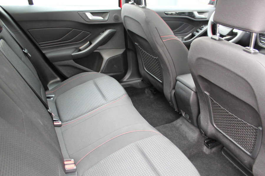 Ford Focus 1.0-125pk EcoBoost Mild-Hybrid ST-Line. Chique en erg luxe Ford Focus, fabr. gar. t/m 9 febr. 2027 ! Volautm. airco, navigatie, telefoonvoorb., All Season banden, B&O soundsyst., elektr. panodak, stuur-, stoel- en voorraamverw., adapt. cruise cntrl, side- en lane assist., LED  etc.
