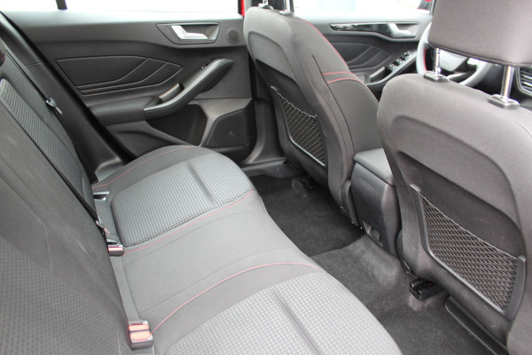 Ford Focus 1.0-125pk EcoBoost Mild-Hybrid ST-Line. Chique en erg luxe Ford Focus, fabr. gar. t/m 9 febr. 2027 ! Volautm. airco, navigatie, telefoonvoorb., All Season banden, B&O soundsyst., elektr. panodak, stuur-, stoel- en voorraamverw., adapt. cruise cntrl, side- en lane assist., LED  etc.