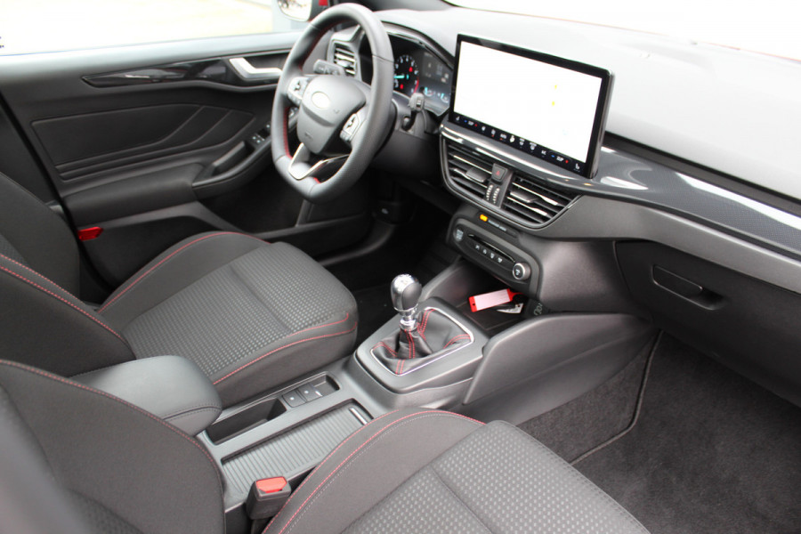 Ford Focus 1.0-125pk EcoBoost Mild-Hybrid ST-Line. Chique en erg luxe Ford Focus, fabr. gar. t/m 9 febr. 2027 ! Volautm. airco, navigatie, telefoonvoorb., All Season banden, B&O soundsyst., elektr. panodak, stuur-, stoel- en voorraamverw., adapt. cruise cntrl, side- en lane assist., LED  etc.