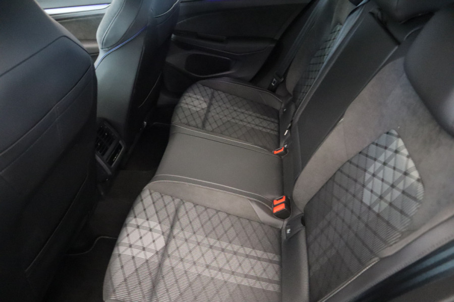 Volkswagen Golf 1.5 eTSI R-Line Edition ! Nieuw Type ! Panoramadak Full-led Navigatie Adaptive-Cruise