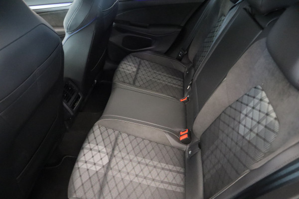 Volkswagen Golf 1.5 eTSI R-Line Edition ! Nieuw Type ! Panoramadak Full-led Navigatie Adaptive-Cruise